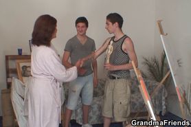 GRANDMA FRIENDS - Old bitch is banged by two young dudes