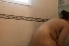 Adolescente espan?ola depilándose las axilas en la ducha y masturbándose con el chorro del agua