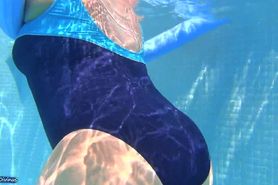 underwater pawg shows off her juicy ass