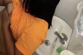 El primo de Danna la pilló grabandose un video masturbandose en el baño