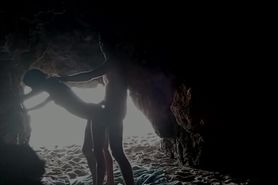 En la Playa, Escondidos Dentro de la cueva