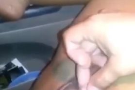 Making my gf squirt in the car by rubbing her clit!