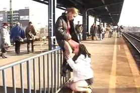 Piss: Lesbian mouthpissing at a public trainstation