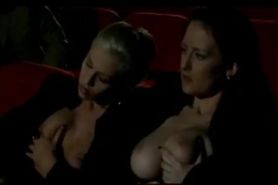 alduterio italiano due ragazze al cinema
