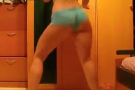 College Girl Shaking Her Ass