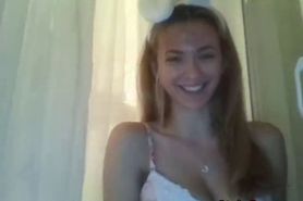 Blonde bunny reveals her tits - video 1
