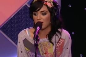 Katy Perry shows her cleavage to Howard Stern, asks Katy Perry to remove her sweater for cleavage