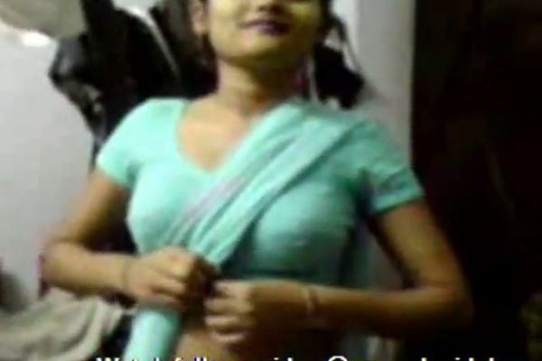 600px x 400px - Hot Indian Aunty remove here dresses and her her fully to her ...