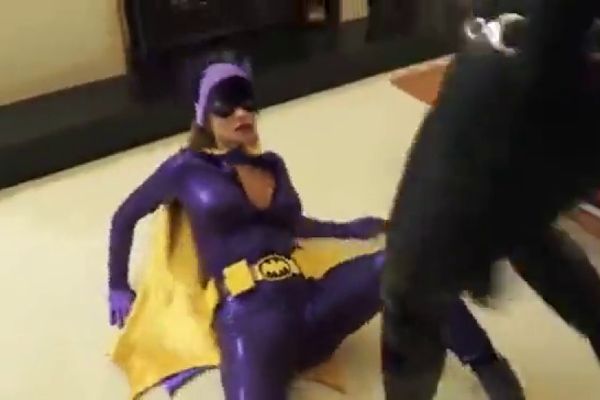 Catwoman Fucking Batgirl - Batgirl badly humiliated by Catwoman