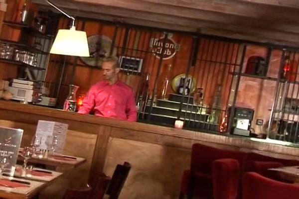 Mature Restaurant - sex au resto, gangbang of a french mature in a restaurant ...