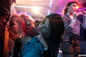 lesbianas Sinfully pone salvaje en un club