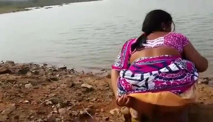 Black Beach Pissing - Indian woman peeing in the dirt by a lake - Tnaflix.com