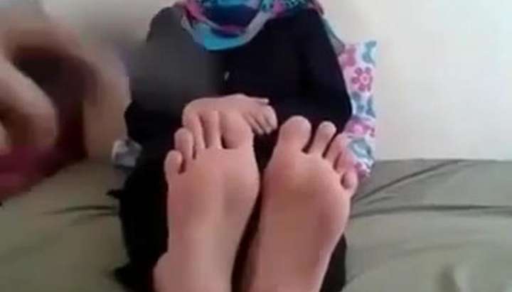 Arab Hijab Showing Sexy Feet - Lesbian Arabic Hijab Woman Love Punished Falaka Feet - Tnaflix.com