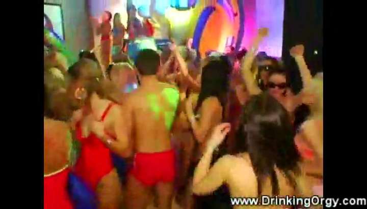 DRUNK SEX ORGY - Pornstar at hot beach party sucking cock and loving it -  Tnaflix.com