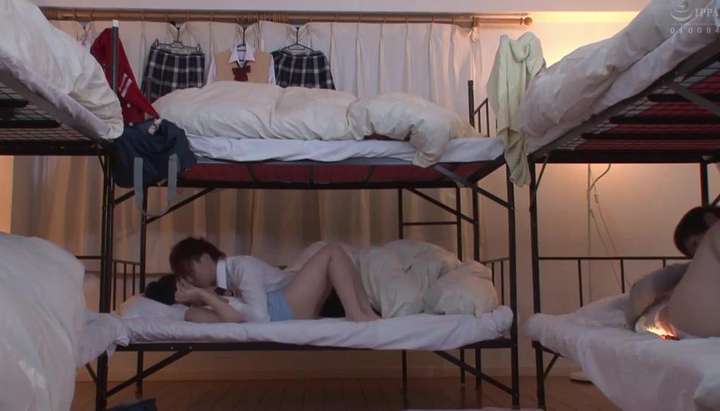 fuck girlfriend in hostel bunk bed