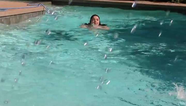 720px x 411px - Cute Chubby Girl in the pool having fun TNAFlix Porn Videos