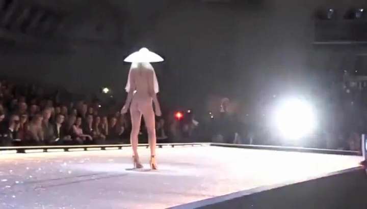 Catwalk Sexy Asian Ladyboy Movie - Seductive fashion model in a weird hat walks down the catwalk in the nude -  Tnaflix.com