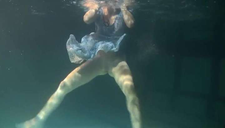 720px x 411px - Big bouncing boobs underwater in the pool TNAFlix Porn Videos