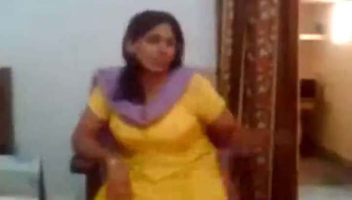 Indian Sex Video Of An Indian Aunty Showing Her Big Boobs Live Cam 