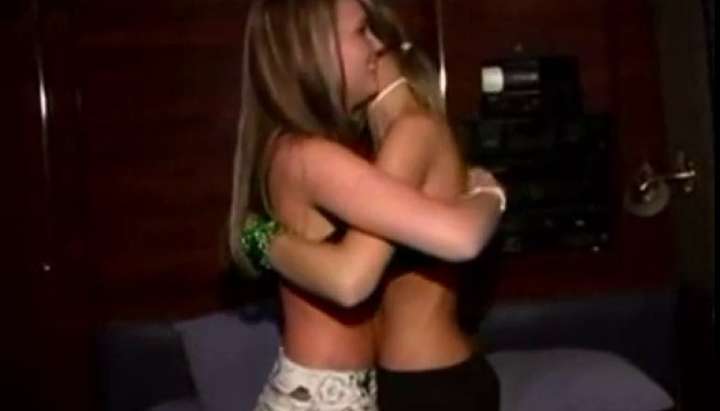 720px x 411px - Friends kiss and finger each other for the first time - Girls Gone WIld GGW  - Tnaflix.com