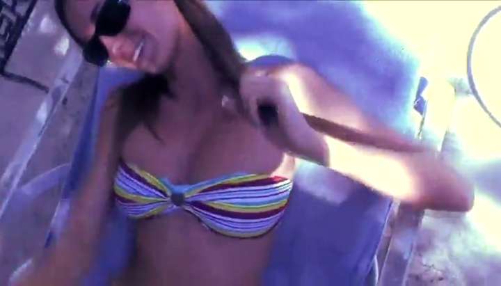 Hot bitch sunbathing gets talked into taking her bikini off - Tnaflix.com