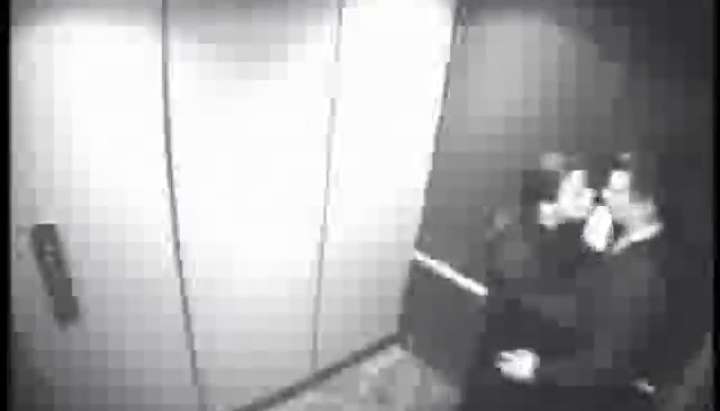 Secretary blows boss in elevator Porn Video - Tnaflix.com
