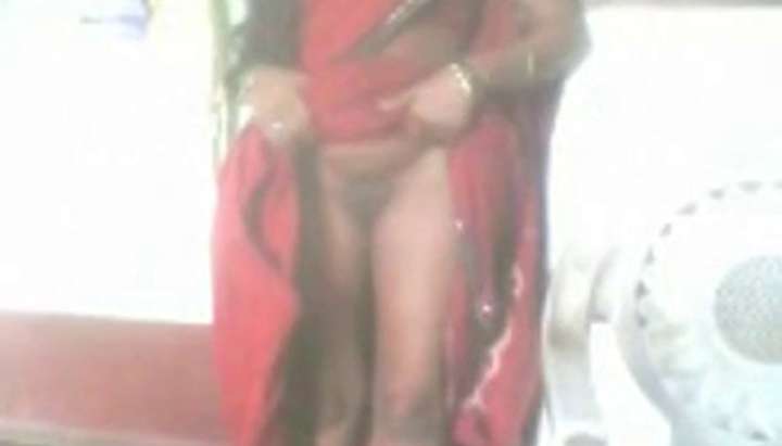 Hot Indian Aunty adjust her Saree & Show her Boobs to her BF TNAFlix Porn  Videos