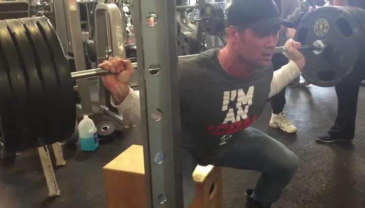 720px x 411px - Bodybuilder Mike O'Hearn squatting in tight jeans (with a little aftermath)  TNAFlix Porn Videos