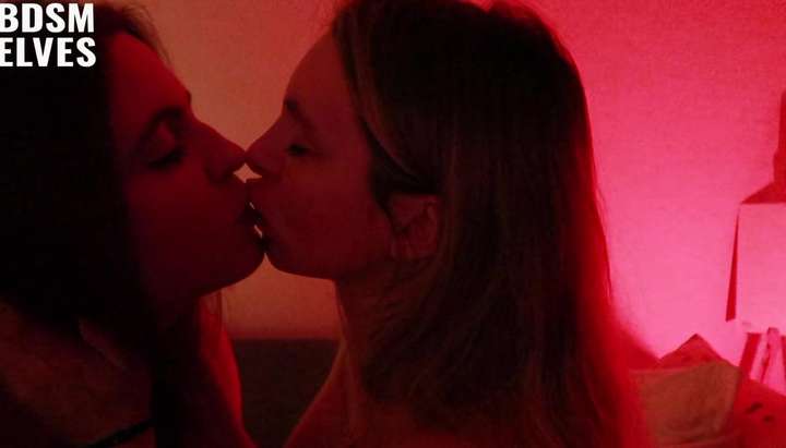 Elf Xxx Lesbian Tongue Kissing - Girls kiss each other. Hot lesbians kissing and playing with the tongues. -  Tnaflix.com
