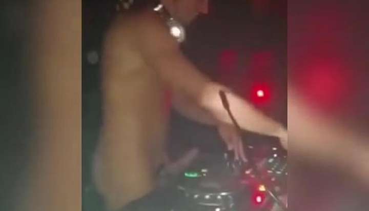 720px x 411px - WTF ... Uk DJ naked with a boner... - Tnaflix.com