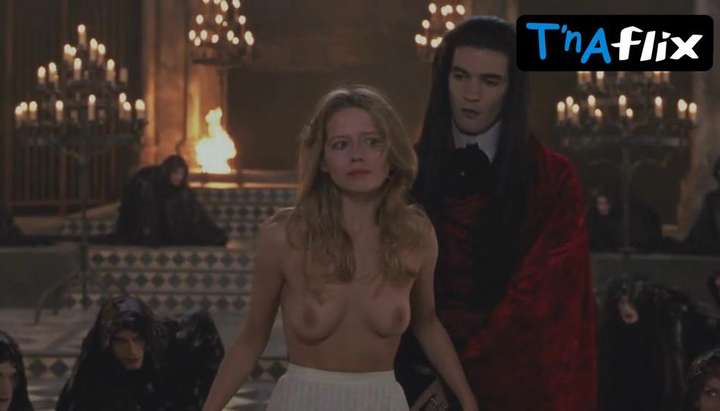 720px x 411px - Laure Marsac Breasts, Butt Scene in Interview With The Vampire - Tnaflix.com
