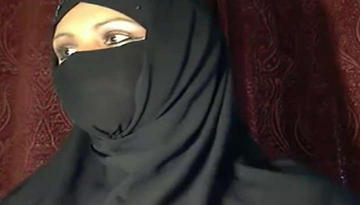 Arab Muslim girl flashing on cam - Tnaflix.com