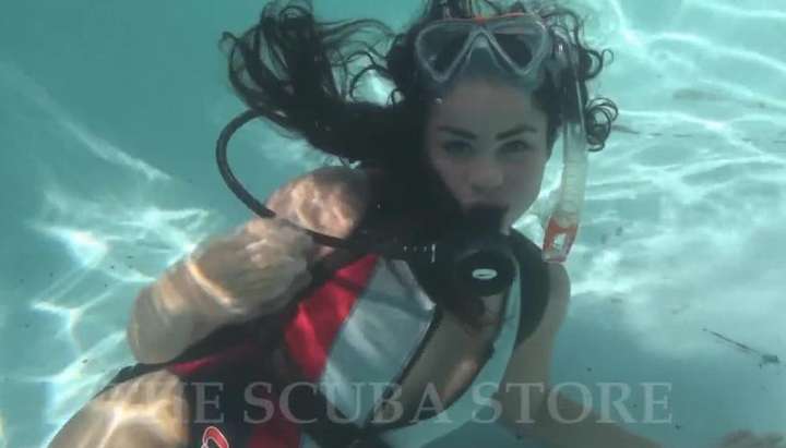 Underwater Shemale Vs Female - Scuba girl - Tnaflix.com