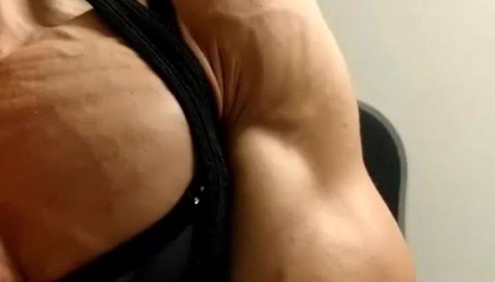 Ripped muscle girl flexing her chest and huge arms - Tnaflix.com