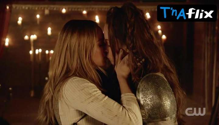 Caity Lotz Lesbian Scene in Dc'S Legends Of Tomorrow - Tnaflix.com