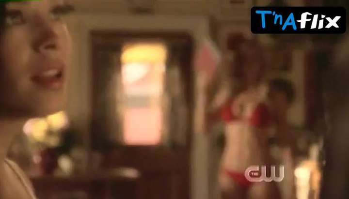720px x 411px - Laura Vandervoort Bikini Scene in Smallville - Tnaflix.com