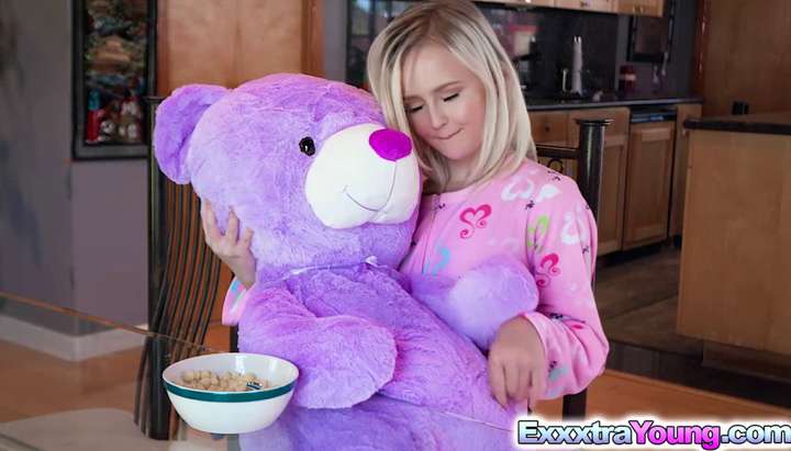 Virgin Queen Porn - LOL virgin teen Natalia Queen caught fucking teddybear - Tnaflix.com