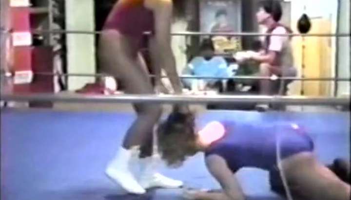 Vintage Lesbian Porn Wrestling - Pro Wrestling in a Private Ring - Tnaflix.com