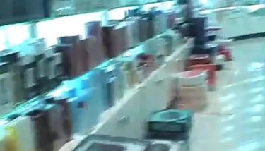 Upskirt in supermarkt Geen slipje TNAFlix Porn Videos