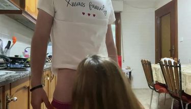 Recibo una mamada de polla mientras me hago mi desayuno ( pamela y ...