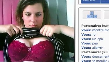 Je fais la geule mais je montre mes seins sur bazoocam Amateur ...