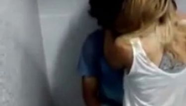 Novinha flagrada fodendo no banheiro da escola TNAFlix Porn Videos