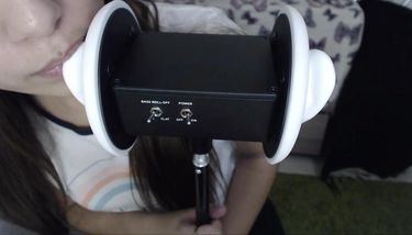 ASMR Ear Licking, Tongue Fluttering (No Hands) ASMR HoneyGirl ...