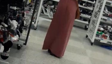 Pantieless Muslim Girl Jiggling Her Ass in public wearing hijab ...