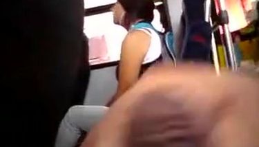 Tipo se masturba en el bus TNAFlix Porn Videos