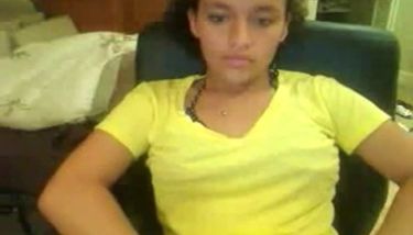 Ebony zieht sich am PC aus und masturbiert Ebony zieht sich am PC aus und masturbiert