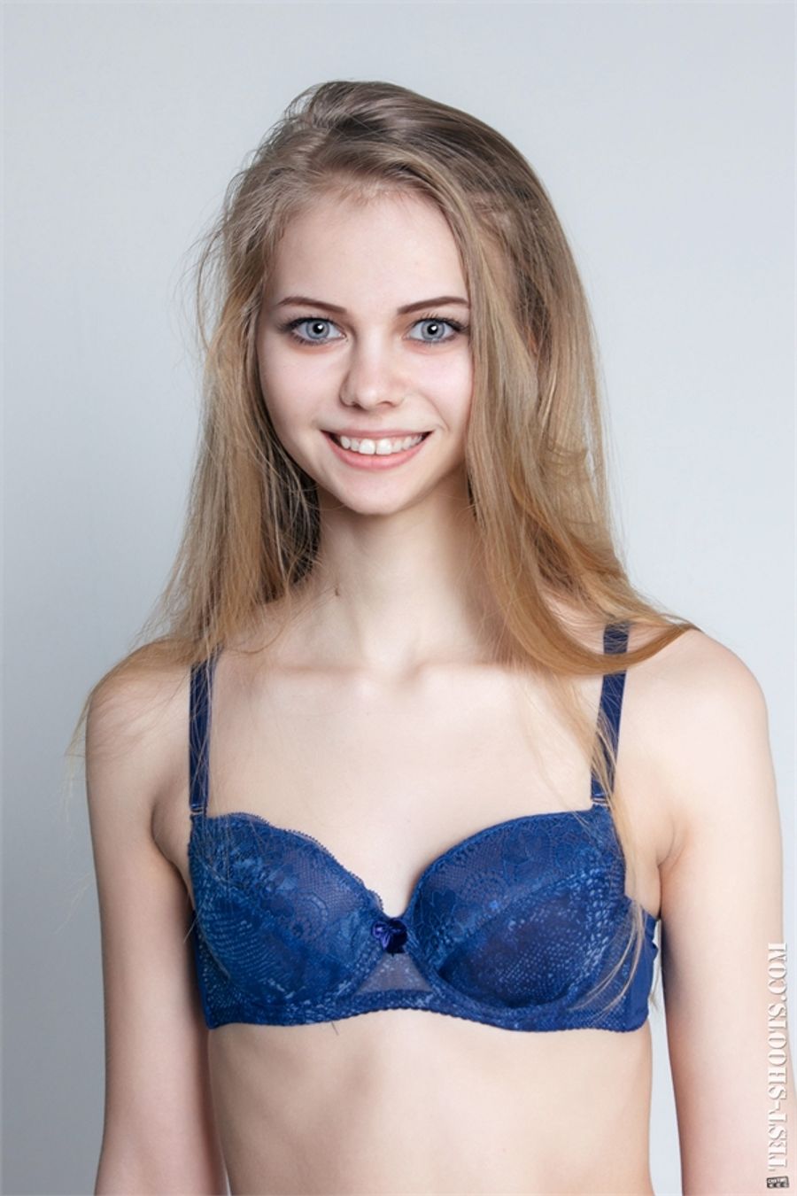 Galería Skinny teenager Iris naked Casting Test shoots