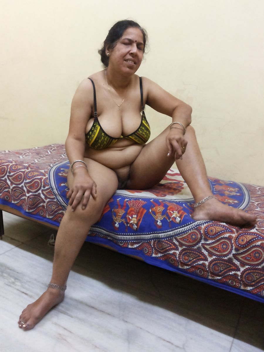 Bhabhi in bra and nude Photos. 
